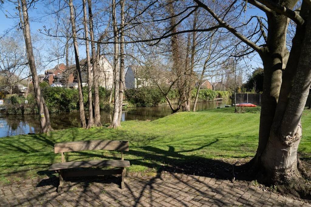 Surrey Hills Escape: Riverside Walks & Quick Links Godalming Kültér fotó